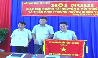 Phòng TN&MT huyện Dương Minh Châu nhận cờ đơn vị dẫn đầu phong trào thi đua của tỉnh