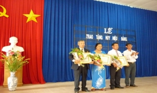Tân Châu, Châu Thành: Trao tặng huy hiệu Đảng cho các đảng viên
