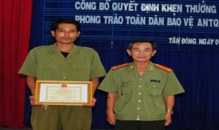 Tân Châu: Khen thưởng Đội phó Đội tuần tra nhân dân bắt trộm