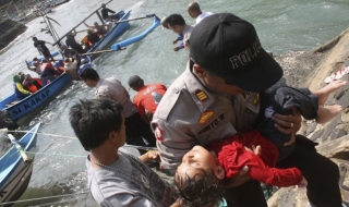 Đắm tàu chở người tị nạn ở ngoài khơi Indonesia, 3 người thiệt mạng