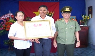 CA Bến Cầu: Trao bằng Tổ quốc ghi công cho gia đình liệt sĩ