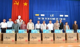 Tặng tivi cho hộ nghèo huyện Châu Thành