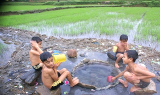 Giếng 'thiêng' giữa đồng, trời đông cũng tắm?