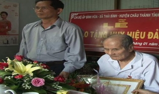 Châu Thành: Trao huy hiệu 65, 30 năm tuổi Đảng