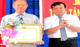Thành phố Tây Ninh: Trao huy hiệu đảng cho đảng viên