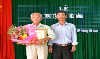 Châu Thành: Trao huy hiệu 50 năm tuổi đảng