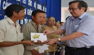 Phó chủ tịch UBND tỉnh Huỳnh Văn Quang: Tặng quà cho hộ nghèo huyện Châu Thành