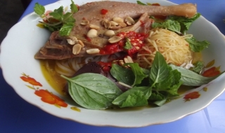 Đến Phan Thiết ăn mì quảng vịt