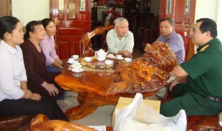 Đoàn lãnh đạo huyện Tân Châu: Thăm, tặng quà cho gia đình chính sách tiêu biểu