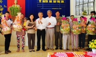 Nguyên Chủ tịch UBND tỉnh Nguyễn Văn Tiến tặng quà tết cho người nghèo Tân Châu