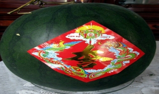 Tại sao người ta chưng cúng dưa hấu trên bàn thờ?