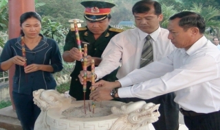 Lãnh đạo huyện Tân Châu viếng Nhà bia tưởng niệm liệt sĩ Đồng Rùm