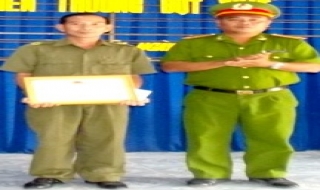 Tân Châu: Khen thưởng đột xuất cho công an xã Suối Dây