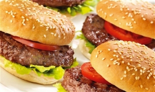 Mất chức vì buộc cấp dưới ăn hamburger