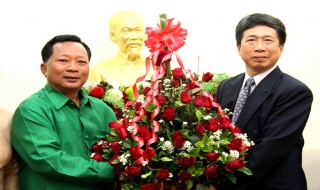 Ấm áp giờ phút đón Giao thừa trên đất nước Triệu Voi