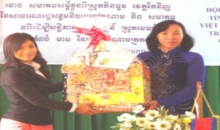Sơ kết 1 năm phối hợp công tác giữa Hội LHPN Tân Châu và huyện Memot