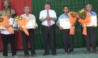Trảng Bàng: Trao huy hiệu Đảng cho đảng viên lão thành
