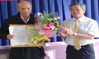 Bến Cầu: Trao huy hiệu 55, 50 năm tuổi Đảng cho đảng viên
