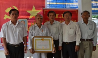 Châu Thành: Trao huy hiệu 50 năm tuổi đảng