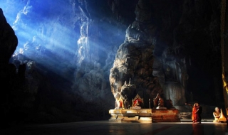 Những đền thờ linh thiêng trong hang động