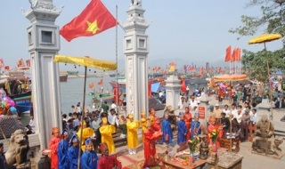 Nghệ An: Khai hội Đền Cờn và khai trương mùa du lịch Hoàng Mai năm 2014