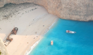 Tắm nắng bên xác tàu ở vịnh Navagio, Hy Lạp