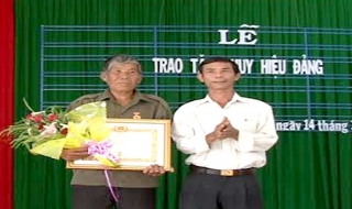 Châu Thành: Trao huy hiệu  40 năm tuổi Đảng