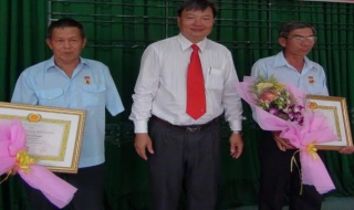 Trảng Bàng: Trao huy hiệu 40, 50 năm tuổi Đảng