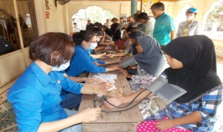 Trung tâm y tế Tân Châu: Khám bệnh, cấp thuốc cho đồng bào dân tộc Chăm