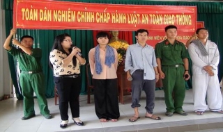 Thanh niên LLVT các huyện biên giới tìm hiểu văn hoá giao thông