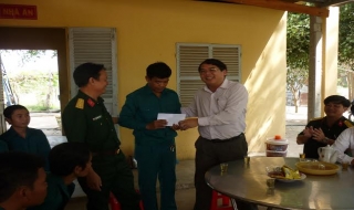 Lãnh đạo huyện Châu Thành thăm, tặng quà các chốt dân quân
