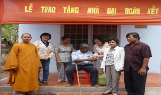 Trao nhà đại đoàn kết và tặng quà cho bà con dân tộc Khmer huyện Châu Thành