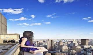 Toát mồ hôi vì nữ nhiếp ảnh gia lơ lửng trên cao