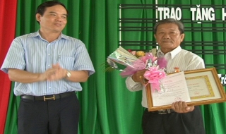 Trao Huy hiệu 50 năm tuổi Đảng tại Châu Thành