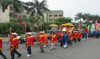 Rộn ràng rước Bản sắc phong gốc về làng