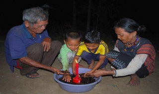 Tháng Tư 'dụ mối' về