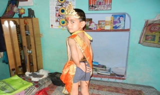 Bé 6 tuổi được phong thần vì có đuôi
