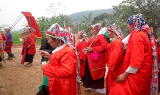 Tục lệ con dâu mặc áo đỏ, quạt ma cho người mất