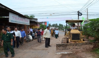 Châu Thành: Khởi công làm đường giao thông nông thôn