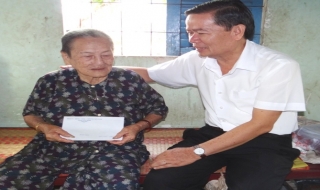 Thăm, tặng quà mẹ VNAH và gia đình chính sách tiêu biểu Tân Châu