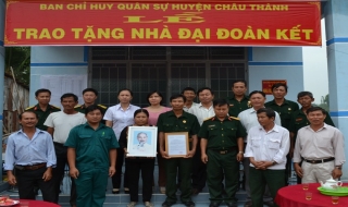 Ban CHQS Châu Thành tặng nhà đại đoàn kết cho người nghèo