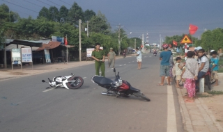 Không  làm chủ tay lái nên va chạm mô tô