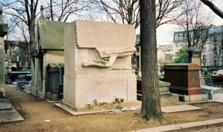 Ngôi mộ phủ đầy vết son môi ở Paris