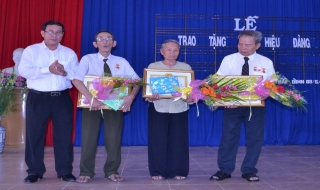 Châu Thành: Trao huy hiệu Đảng cho đảng viên lão thành