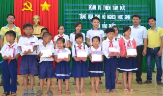 Tặng quà cho người nghèo huyện Châu Thành
