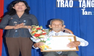 Tân Châu: Trao huy hiệu Đảng cho đảng viên lão thành