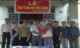 Châu Thành: Trao huy hiệu 50 năm tuổi Đảng