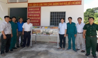 Thư viện Tây Ninh: Tặng 5 tủ sách cho các chốt dân quân huyện Tân Châu