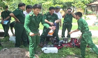 Trảng Bàng: Tiêu huỷ trên 200 chai rượu ngoại nhập lậu