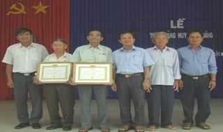 Huyện Dương Minh Châu: Trao huy hiệu Đảng cho đảng viên